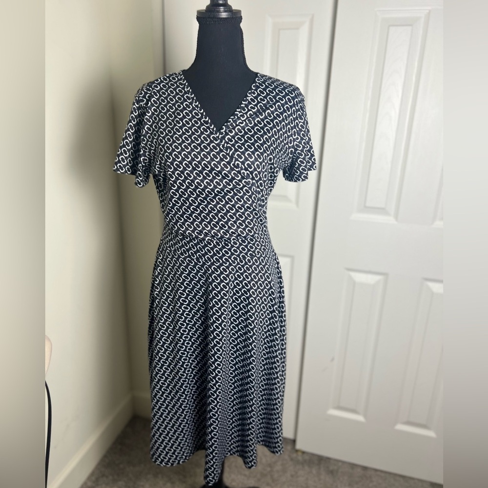 Elegant Black and White Patterned Midi Dress